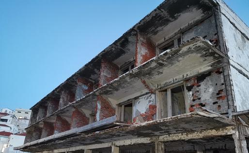 Κατεδάφιση λογω του κινδύνου κατάρρευσης του "Ξενοδοχείου Ξενία" στη Χώρα της Ανδρου